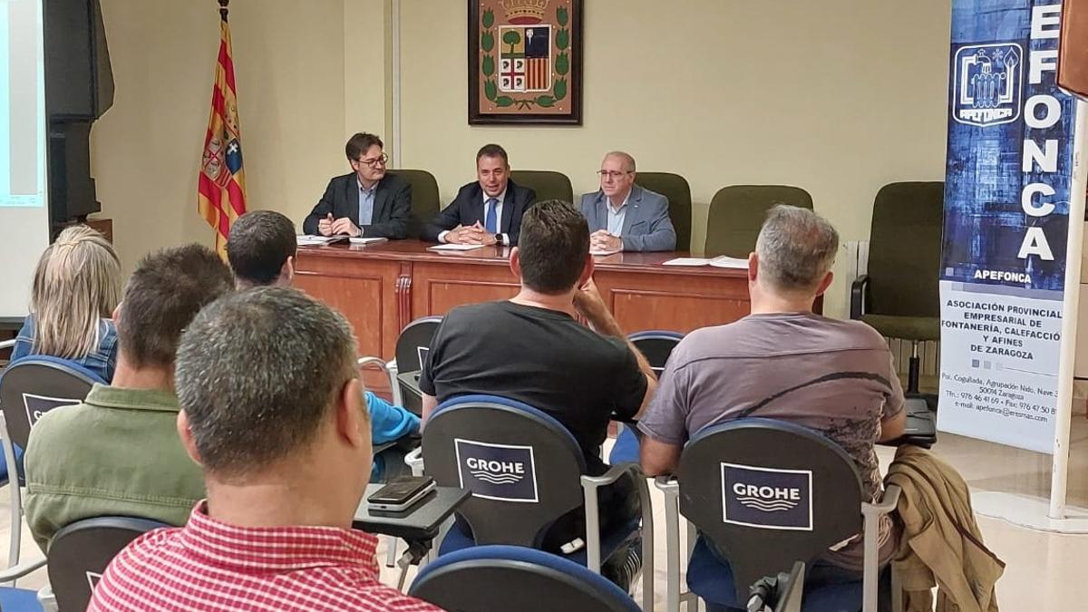 Reunión de Apefonca, la asociación provincial de empresarios de fontanería, gas y afines.