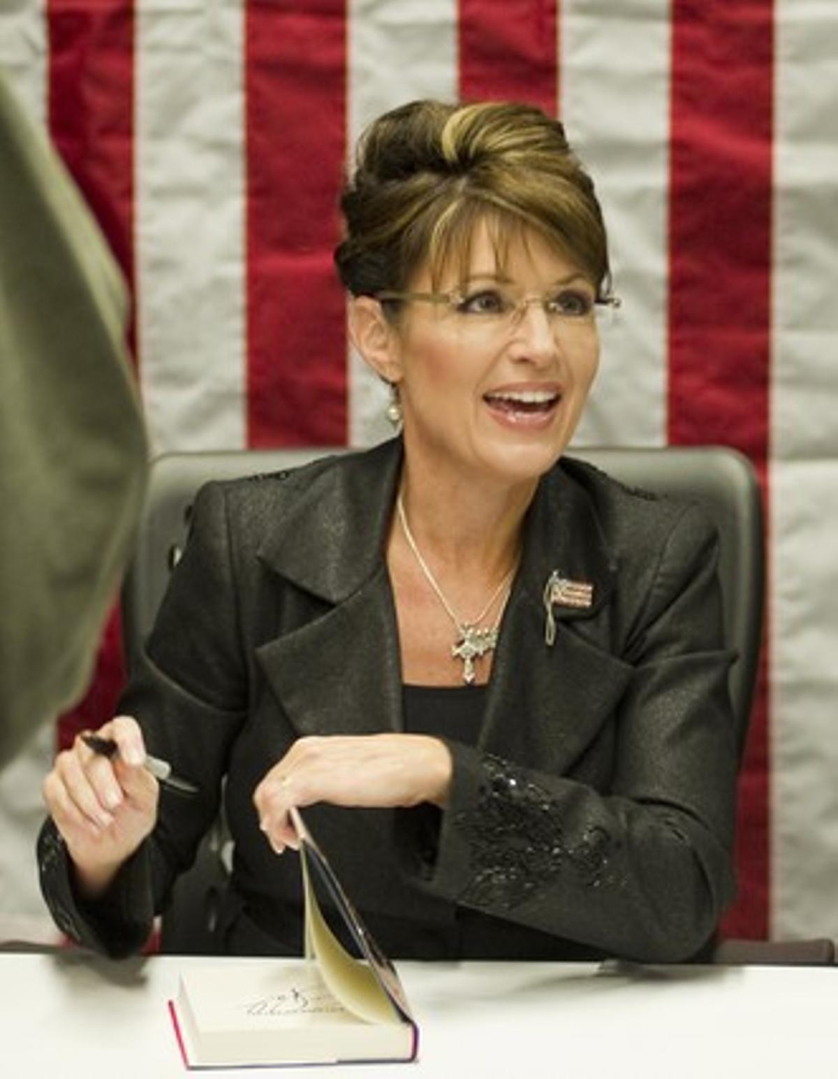 Sarah Palin firma còpies del seu llibre ’America bu heart’, a Little Rock (Arkansas), el dia 30 de novembre. Sarah Palin firma còpies del seu llibre ’America bu heart’, a Little Rock (Arkansas), el dia 30 de novembre.