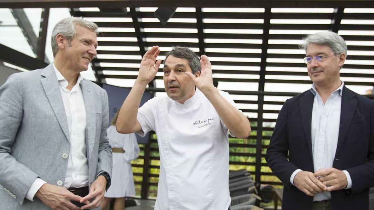 Rueda, el chef Javier Olleros y el alcalde de  O Grove.    | // EFE