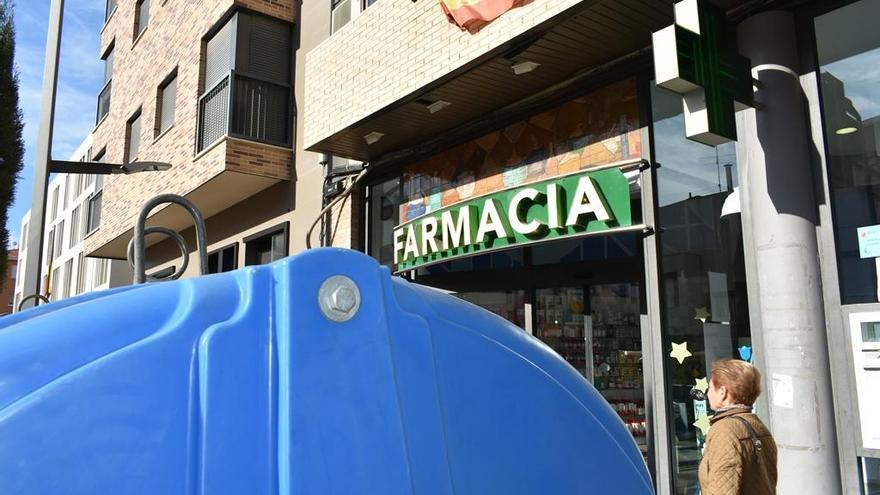 Los contenedores que hay frente a la farmacia.