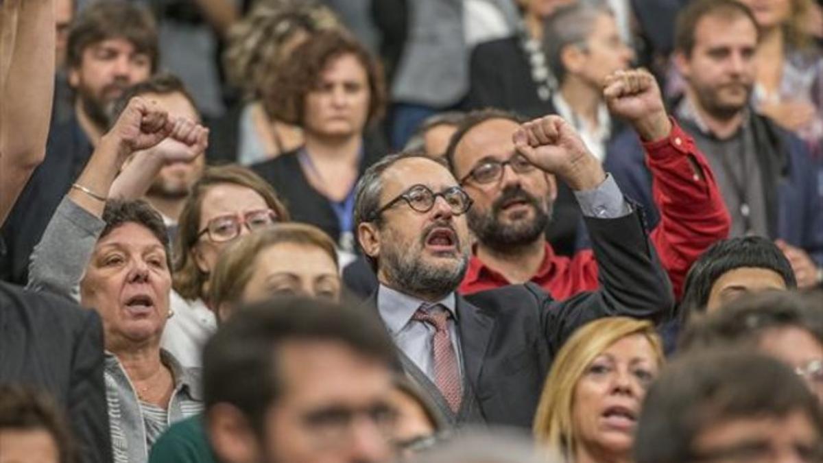 Antonio Baños, Gabriela Serra y el resto de diputados de la CUP, cantando 'Els Segadors' en la sesión inaugural de la legislatura, ayer.