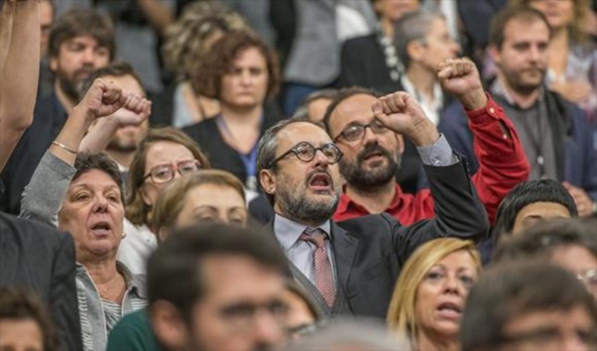 Antonio Baños, Gabriela Serra i la resta de diputats de la CUP canten ’Els Segadors’ en la sessió inaugural de la legislatura, ahir.