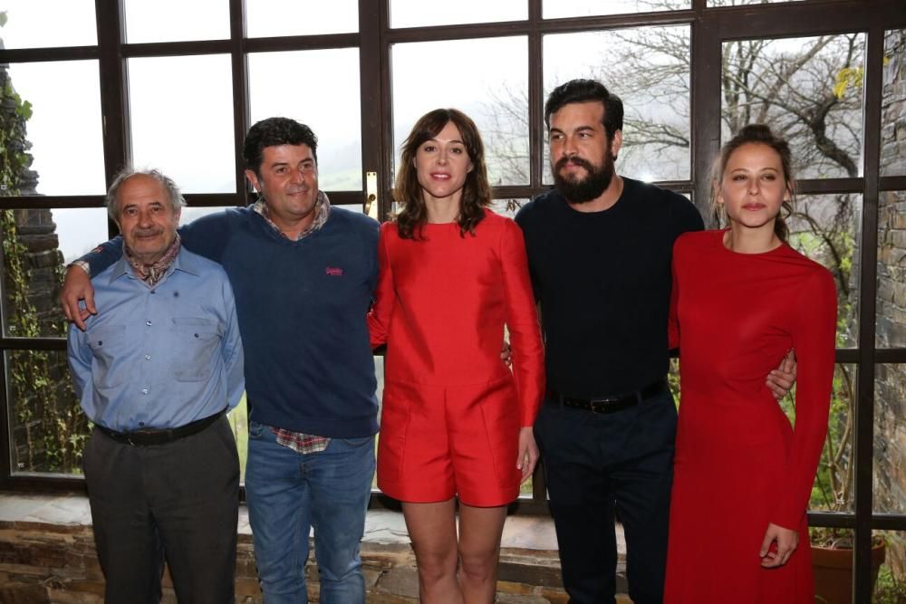 El elenco de la película "Bajo la piel de lobo" se reune en La Rectoral de Taramundi