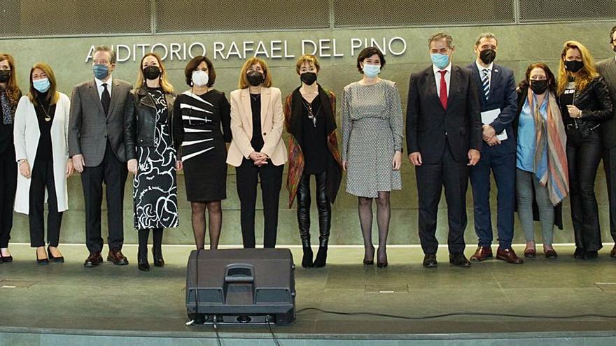 Imagen de grupo tras la entrega de premios a la Igualdad de la Abogacía Española. En decimotercer lugar por la izquierda, la presidenta de la AMA de Alicante, Elena Reig. | INFORMACIÓN