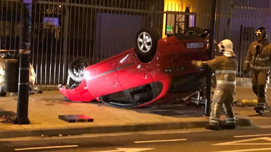 Herido leve un conductor tras chocar con un autobús y estrellarse contra la valla de un colegio en la avenida Puente del Pilar