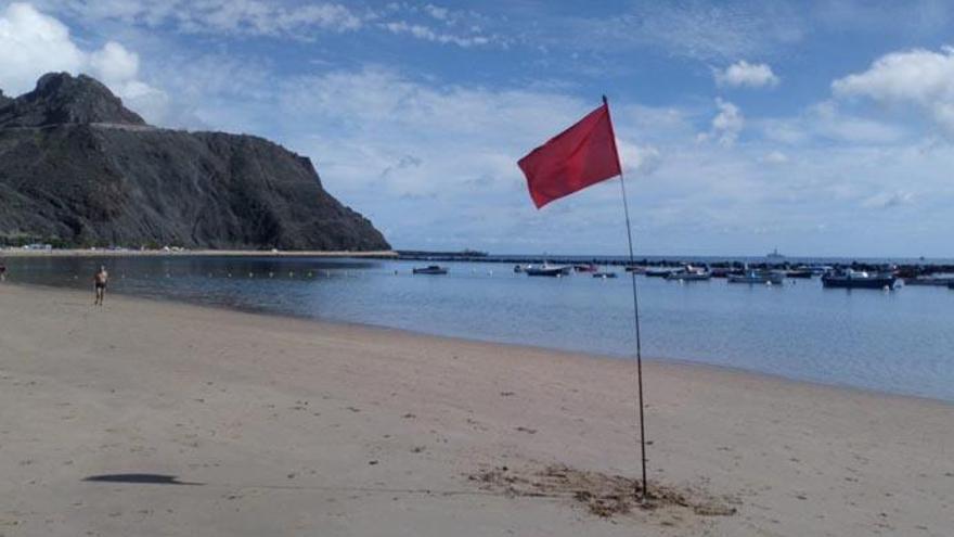 Imagen de la bandera roja colocada por le derrame de fuel.