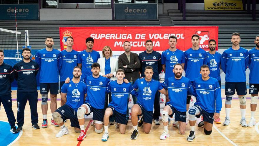 La plantilla y cuerpo técnico del Cisneros, en el media day de ayer, junto a Yolanda Moliné.
