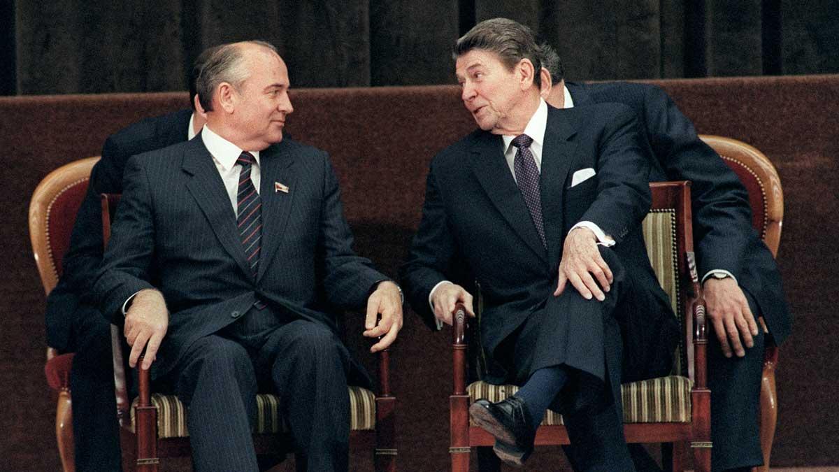 Reunión entre Ronald Reagan y Mijail Gorbachov el 21 de noviembre de 1985.