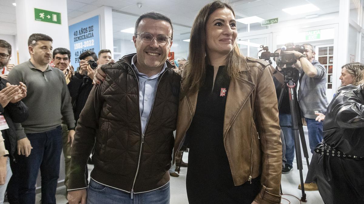 Gallardo y Garlito, ayer, tras conocer el resultado de las primarias, en la sede regional de Mérida.