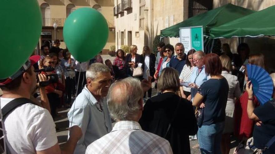 Un instante ayer del acto celebrado ante el Ayuntamiento de Elche con motivo del Día Mundial de la Salud Mental.