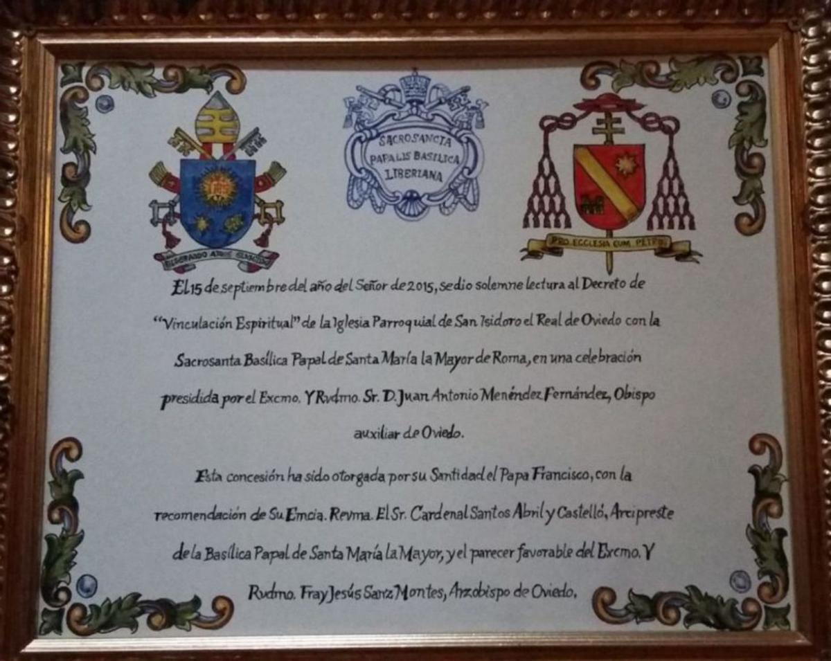 Placa que reconoce la afinidad espiritual de San Isidoro con la Basílica Papal de Santa María la Mayor de Roma. | LNE
