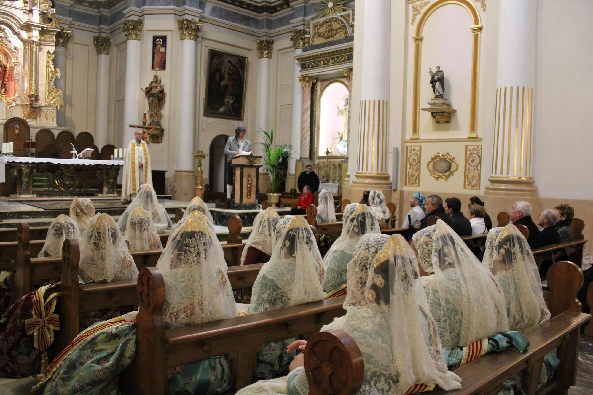 Búscate en la Ofrenda 2025 de Alzira entre paraguas y chubasqueros