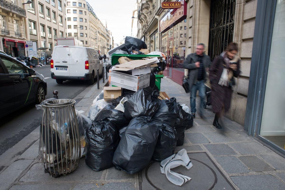 La basura se acumula en las calles de París mientras continúan las huelgas por las pensiones