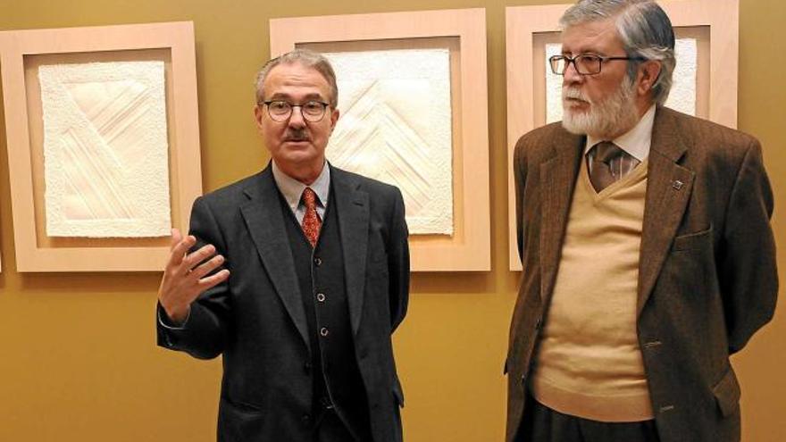 El comissari Daniel Giralt-Miracle (a l&#039;esquerra) i l&#039;artista Jaume Rocamora, ahir al Museu de Montserrat