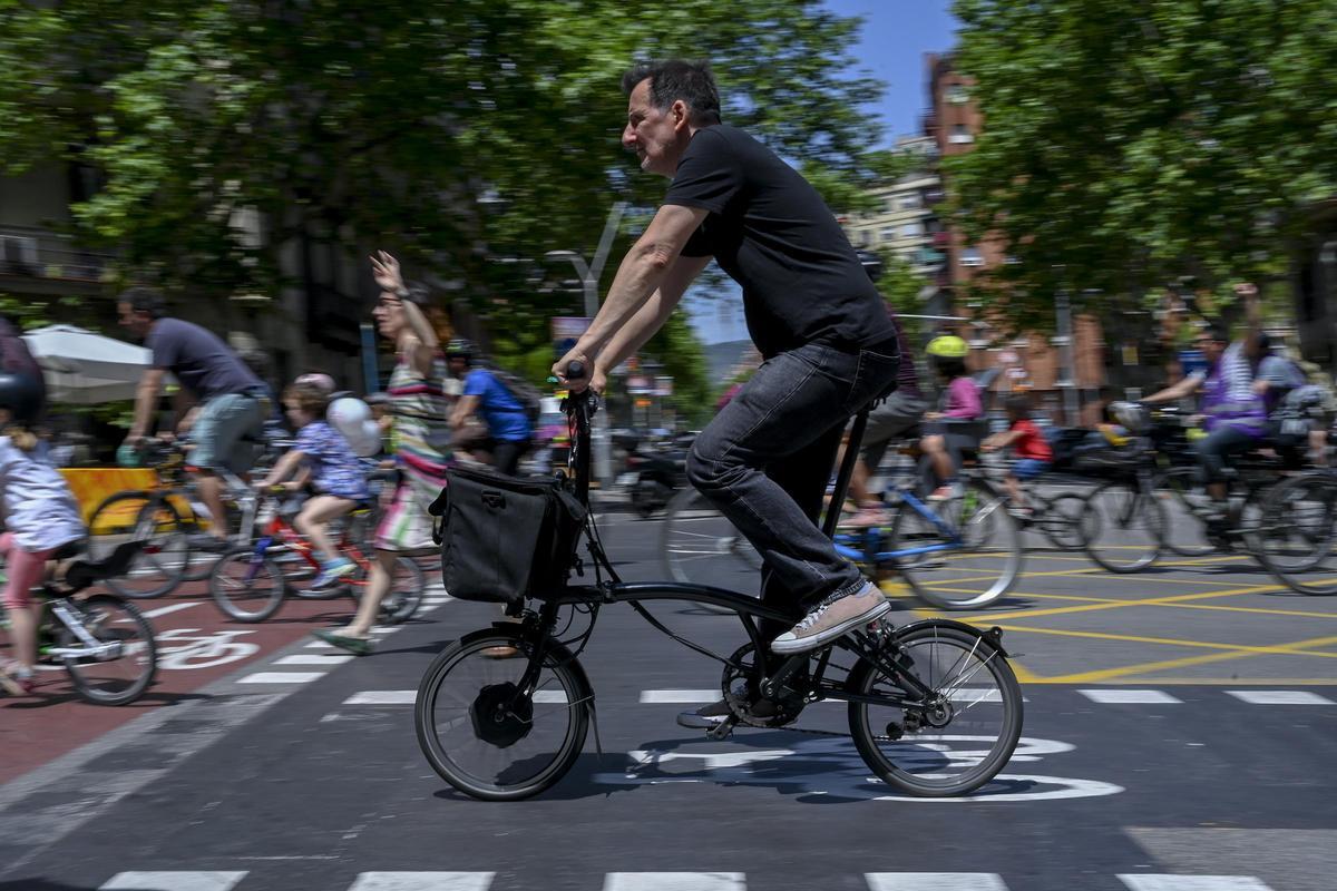 Mañana festiva para ciclistas por las calles de la ciudad