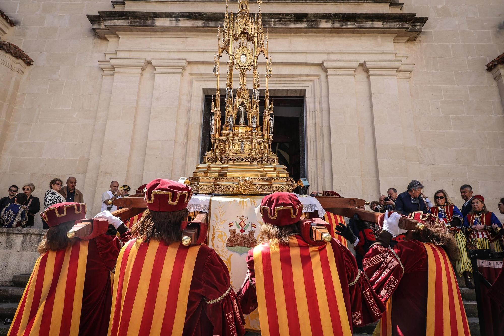 El Sant Jordiet entre claveles en la procesión de la Reliquia