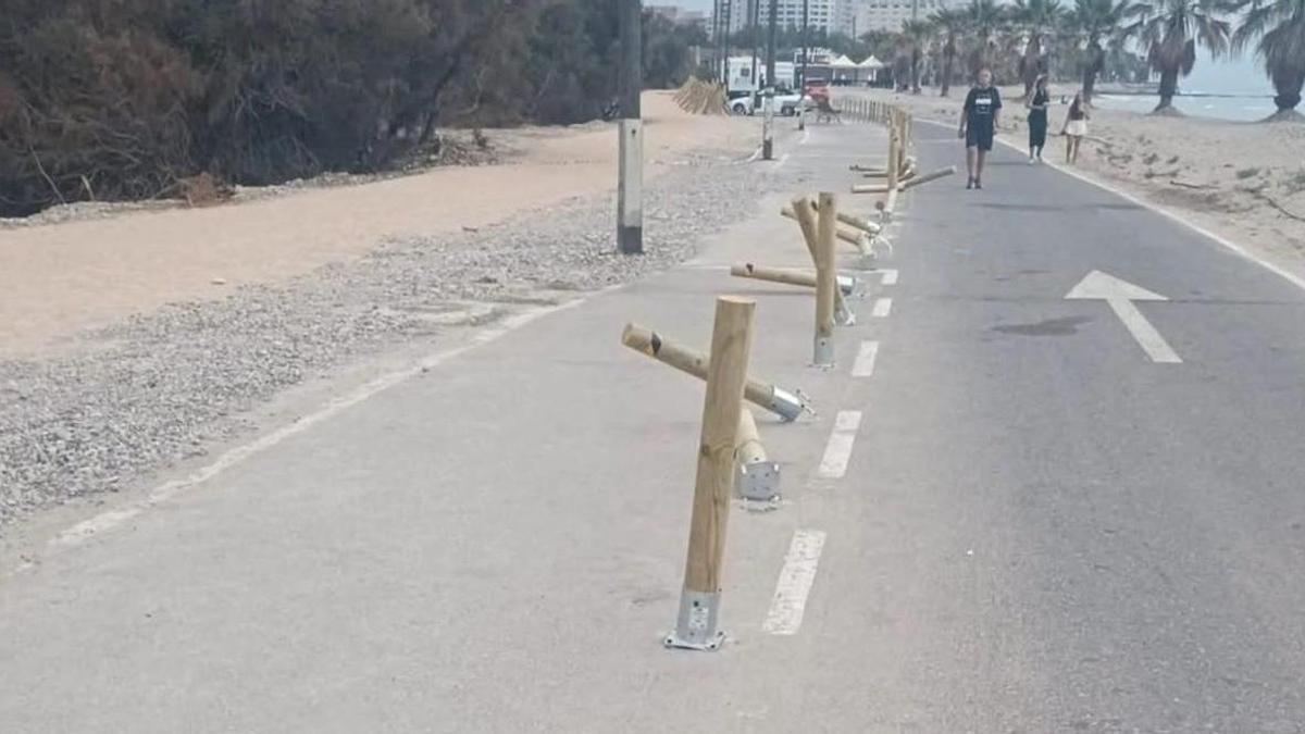 Imagen de algunos de los postes que han sido vandalizados.