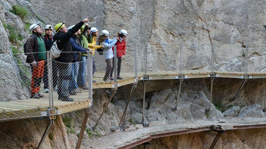 Unos visitantes recorren el Caminito del Rey.