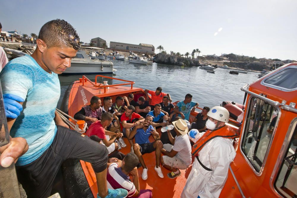 Llega a Tabarca un centenar de inmigrantes en cuatro pateras