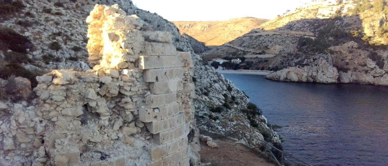 El muro que queda en pie del Castell de la Granadella, de principios del siglo XVIII, presenta grandes grietas; las tropas inglesas volaron esta fortificación durante la Guerra de la Independencia.