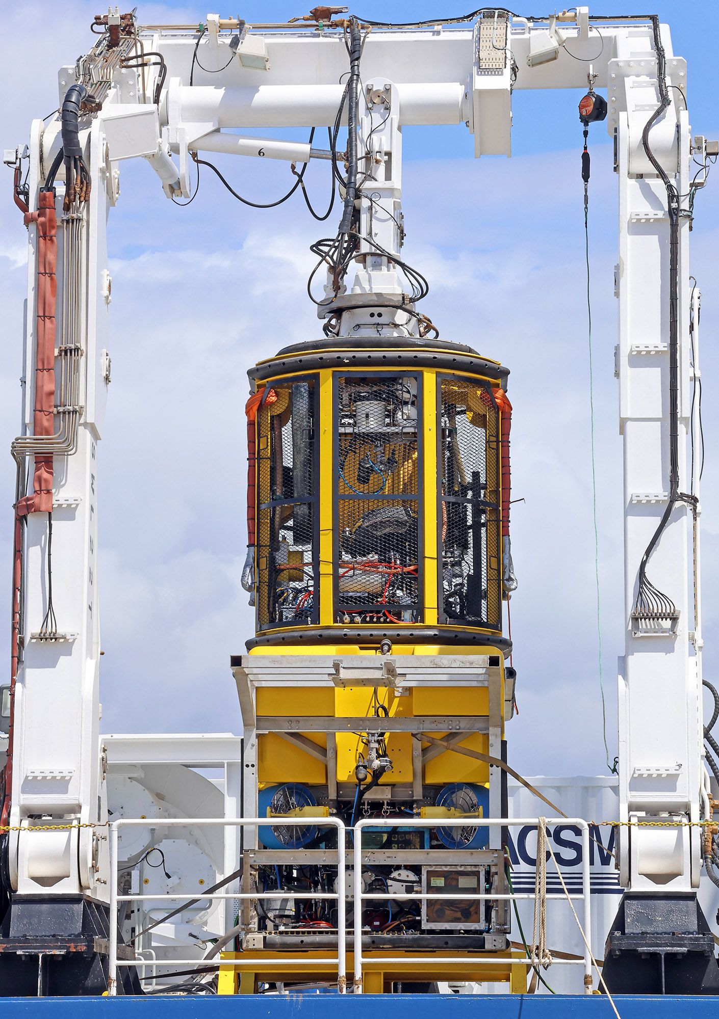 Tripulación en la cubierta del “Ártabro” con los robots “Triton”, con los que buscarán los restos del barco