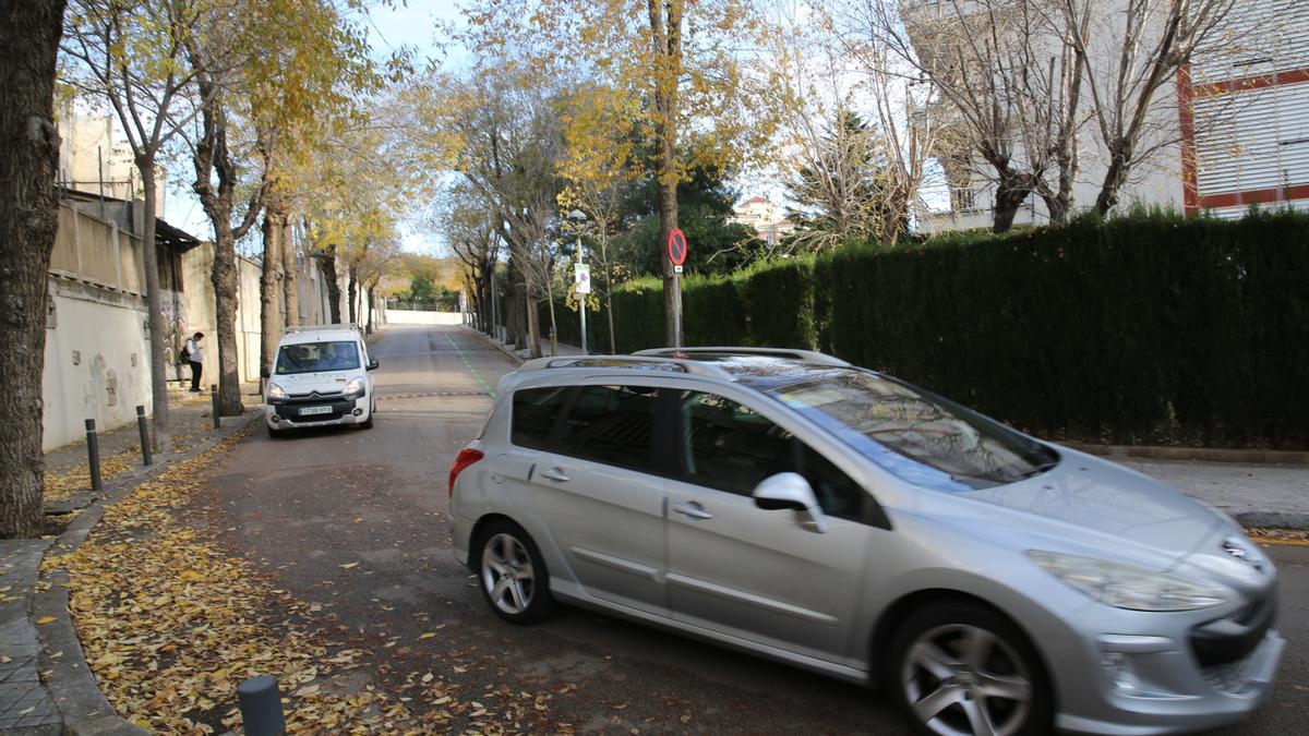 Vehículos circulando en la calle Manuel Ballbé, en Barcelona, que el ayuntamiento quiere convertir en unidireccional.