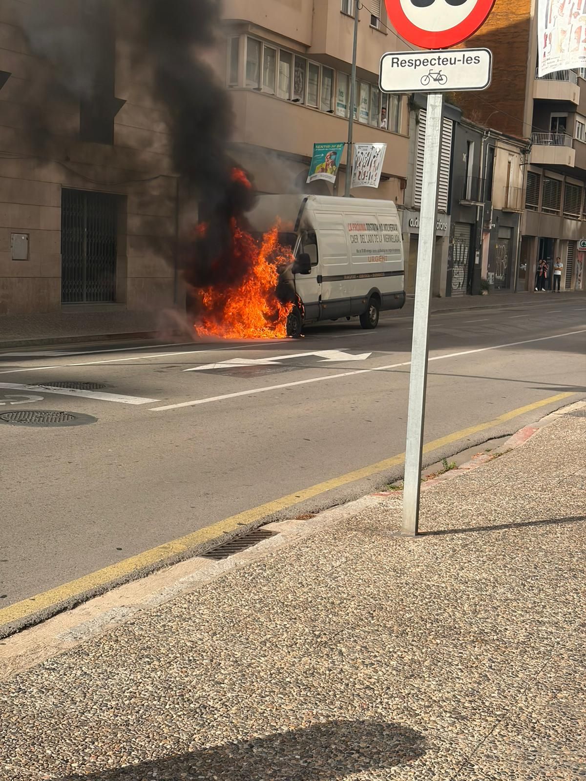 Les fotos de l'incendi d'un vehicle al carrer Migdia de Girona