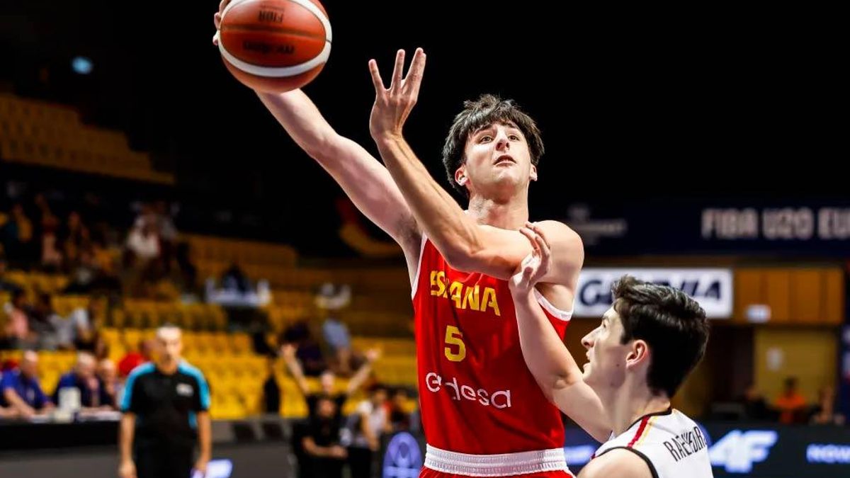 Lucas Langarita entra a canasta durante eun partido con la selección sub-18.