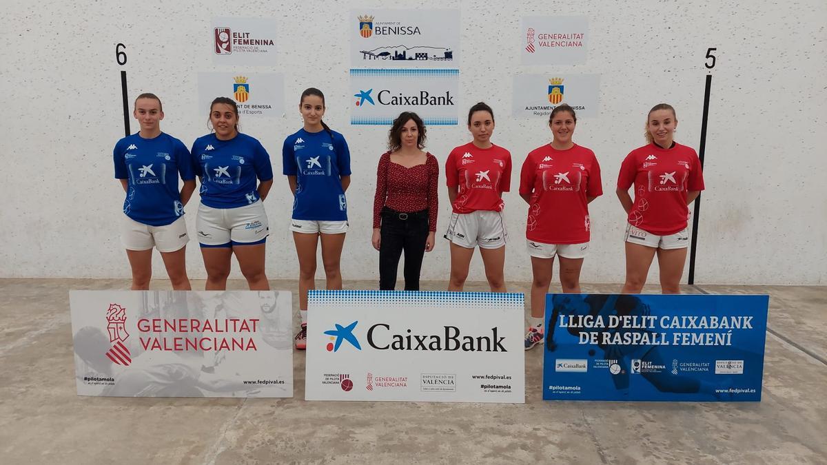 Irene, Myriam i Júlia (blau), i Marina, Fanni i Aida (roig), amb la regidora d'Igualtat de Benissa, Lorena Ivars.