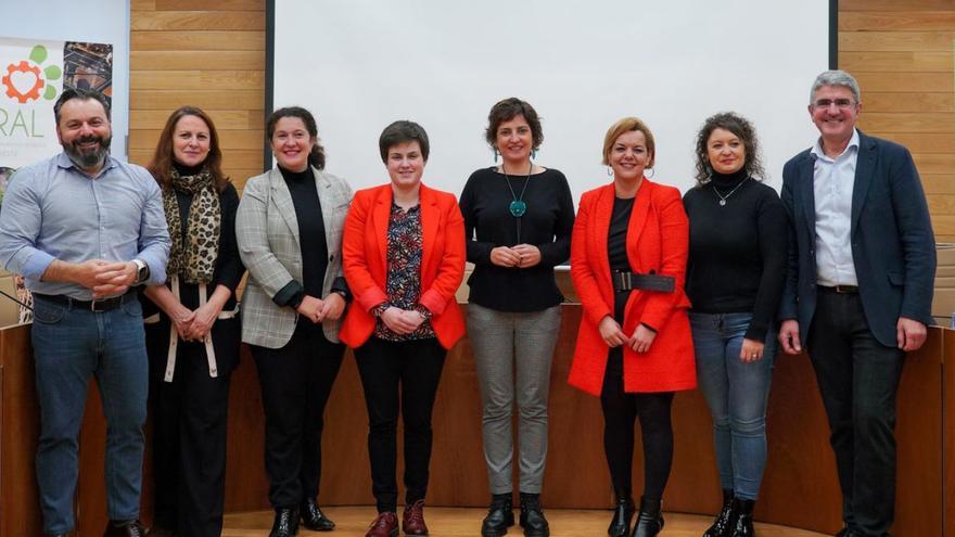 Los alcaldes y alcaldesas de los concellos participantes en la jornada de ayer.  | // FDV