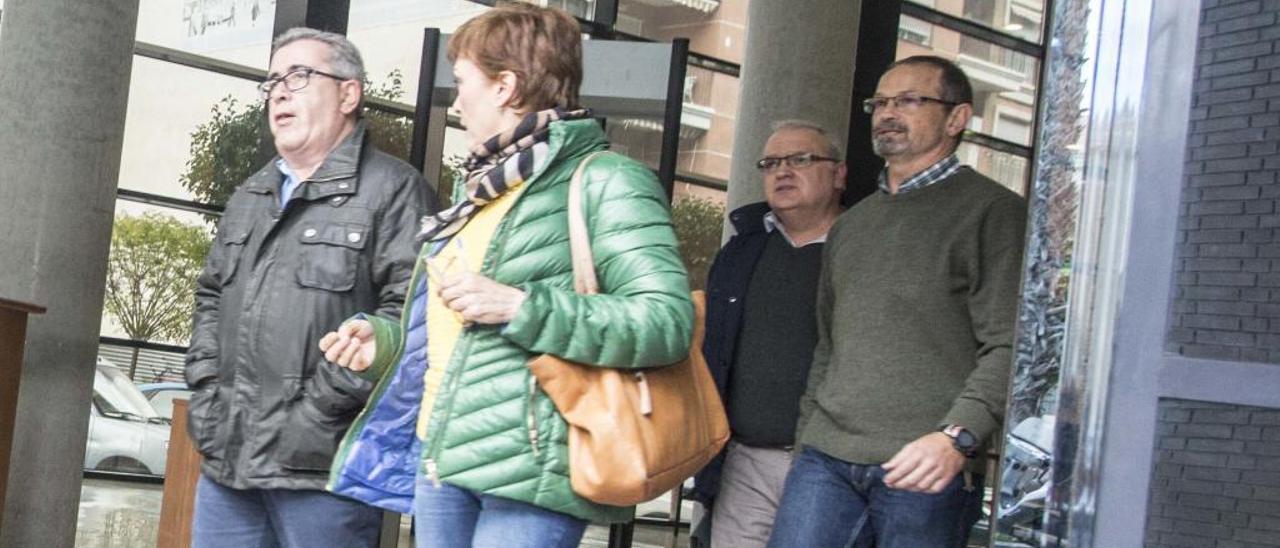 Secretarios judiciales ayer al término de la junta. A la derecha, en segundo plano, el marido de la magistrada  Bru.