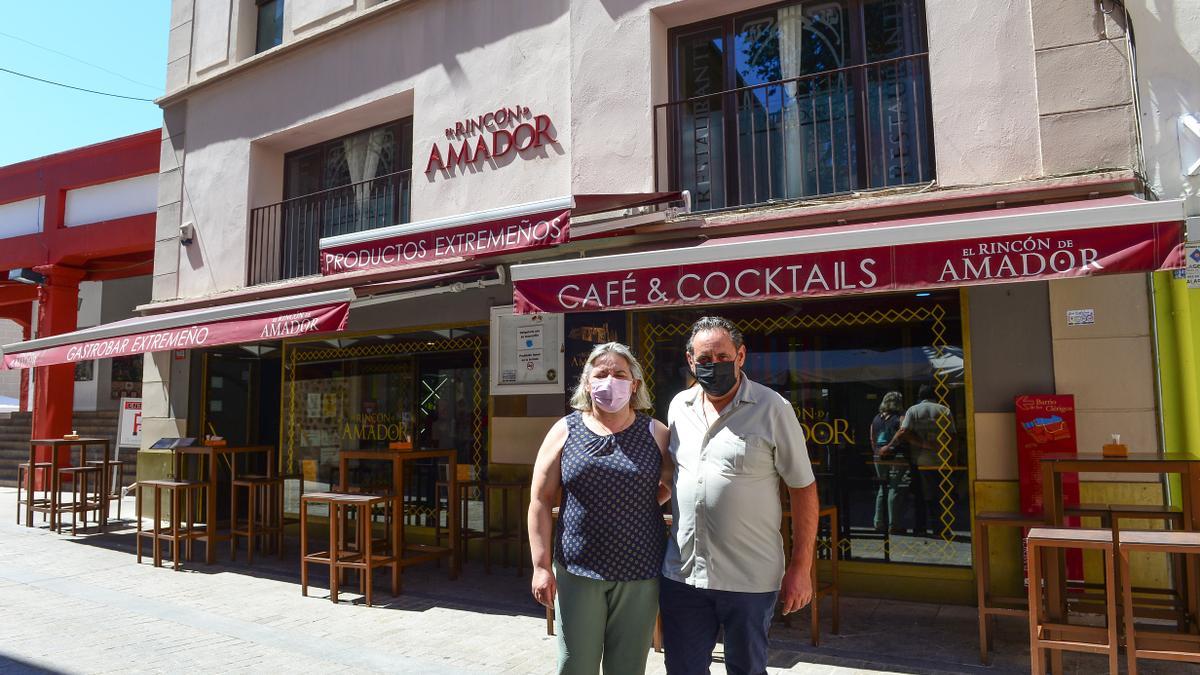 Amador Gómez, junto a su mujer, ante su establecimiento.