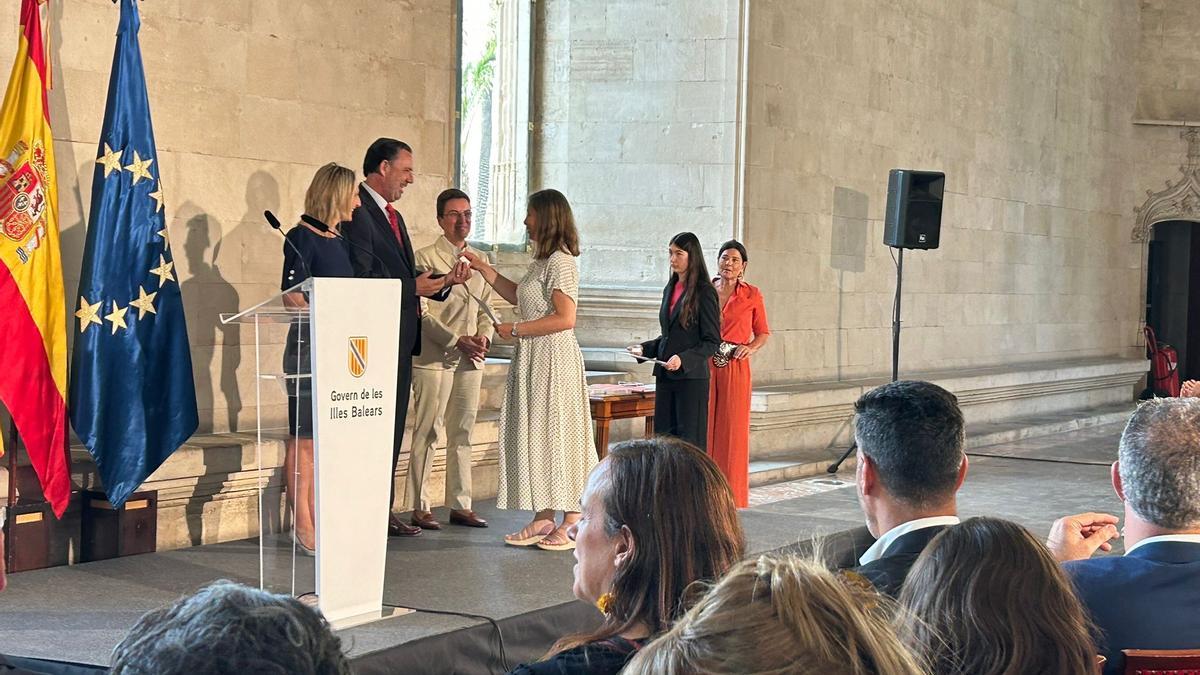 Sáenz de San Pedro, Cabrer y Moreno hacen entrega del diploma y el obsequio a trabajadores del SOIB.