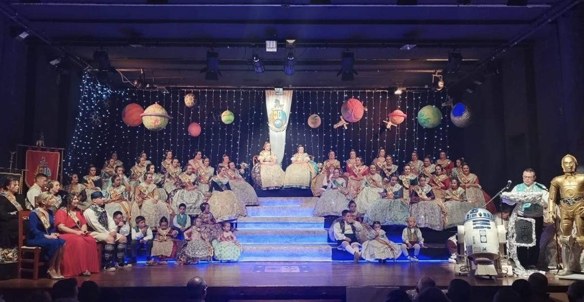 Foto de familia de la falla Els Conquistaors de Benicarló.