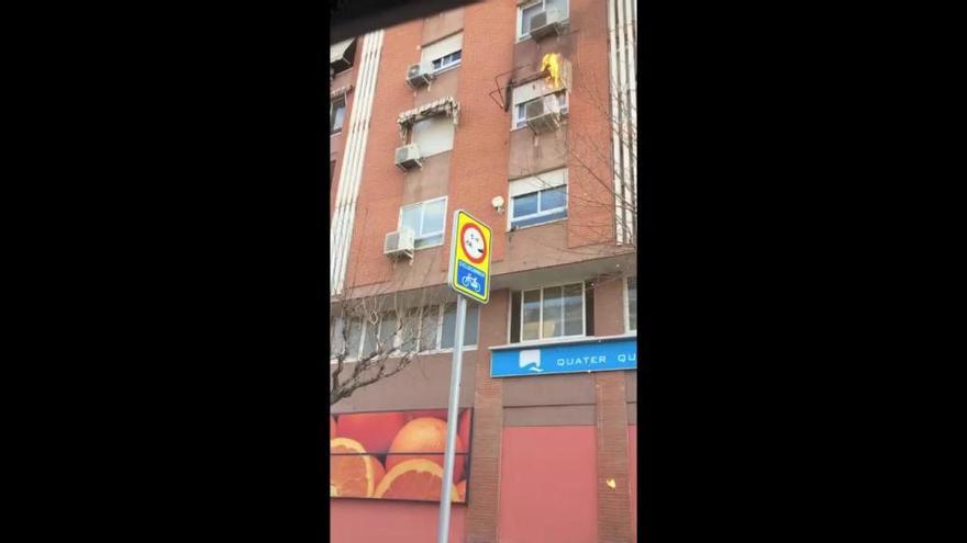 Arde el toldo de una vivienda en la Gran Vía de Alicante