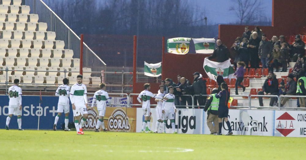 Dos golazos de León permiten al Elche, con un hombre menos por la expulsión de Noblejas, dar la vuelta al partido