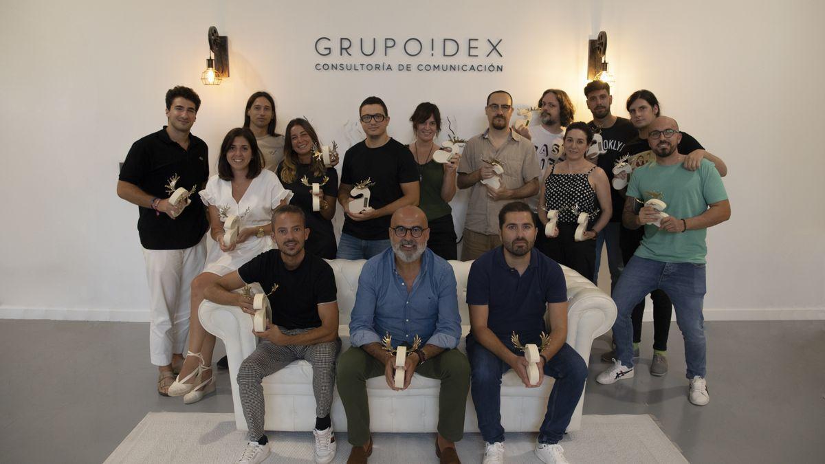 El CEO de Grupoidex, Miguel Quintanilla, en el centro de la imagen junto al resto de la consultora de Alicante