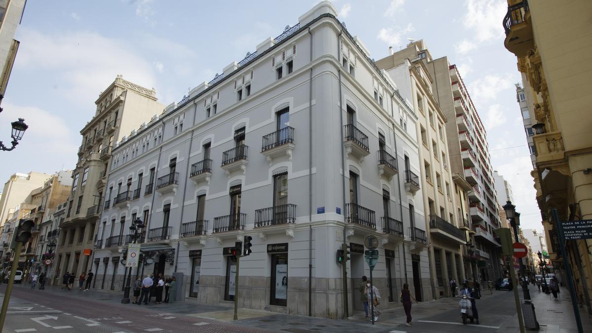 Fachada de la nueva sede central de Cajamar en Castellón, situada en la Puerta del Sol.