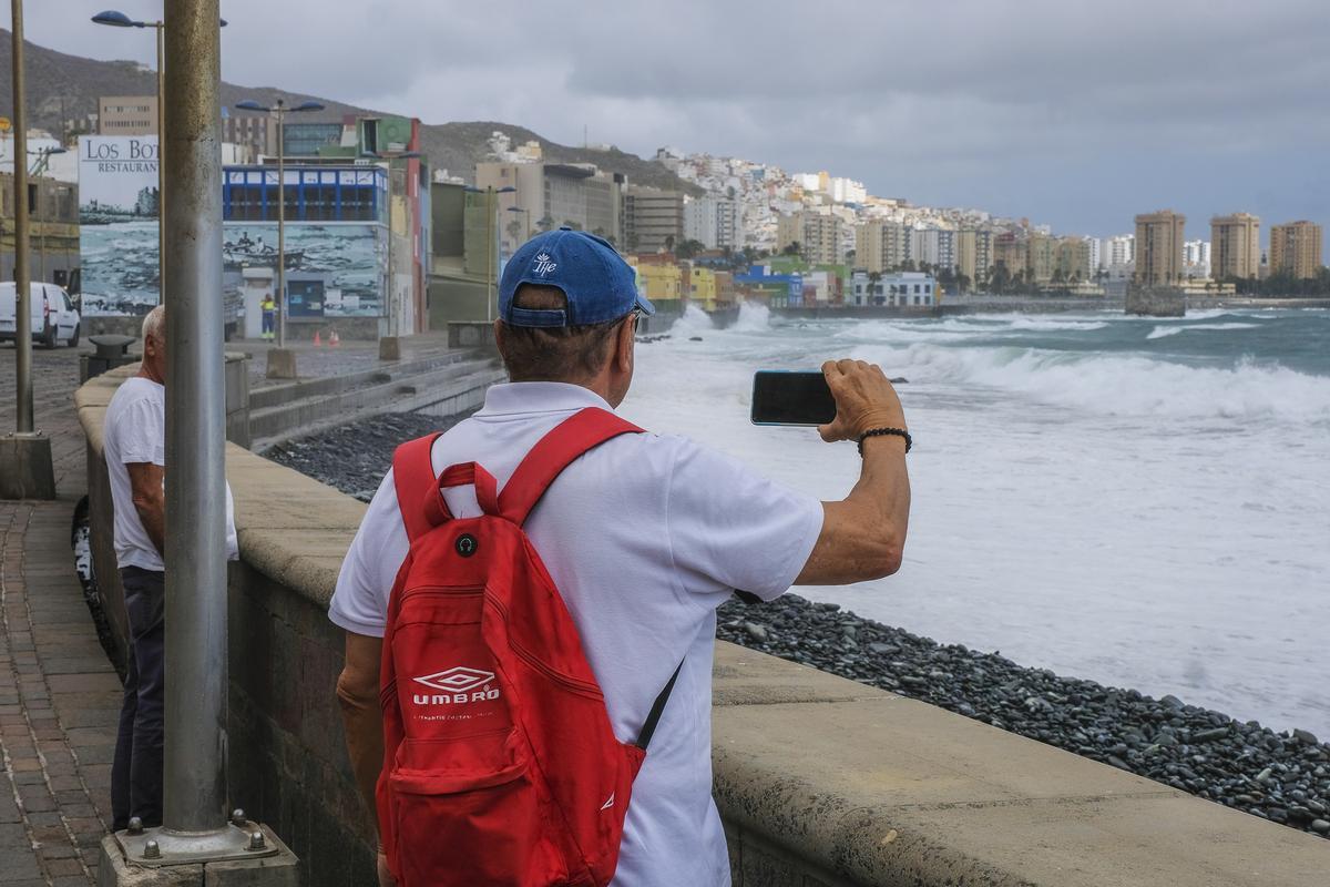 Fernando Mahamud graba con su móvil el oleaje de San Cristóbal