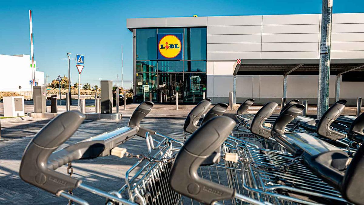 Adiós al agua de los paraguas en la entrada con el palo de Lidl que arrasa en ventas y sustituye a la fregona y al cubo: todo seco en segundos