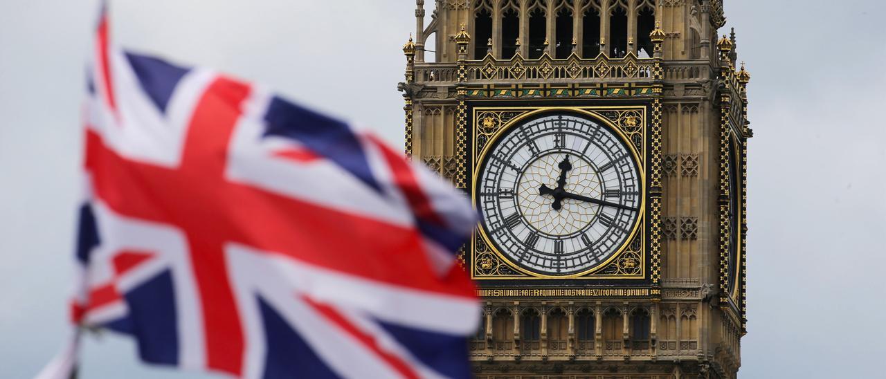 La bandera de Reino Unido con el Big Ben de fondo, en una imagen de archivo.