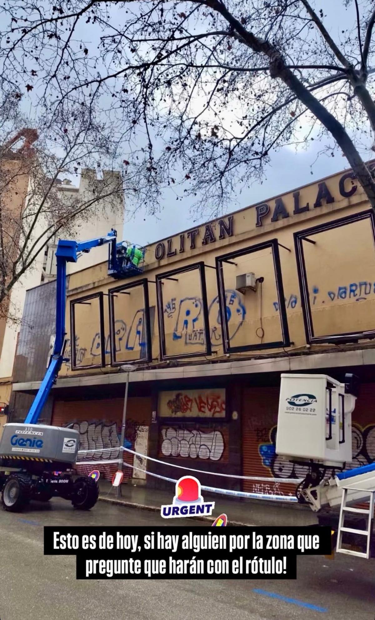 Una imagen tomada por los vecinos en la que se ve el desmontaje del rótulo.