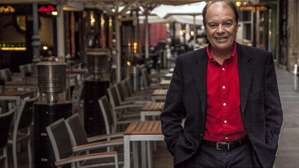 El doctor Alberto Albert Gutiérrez posa en la calle Castaños, en el centro de Alicante.