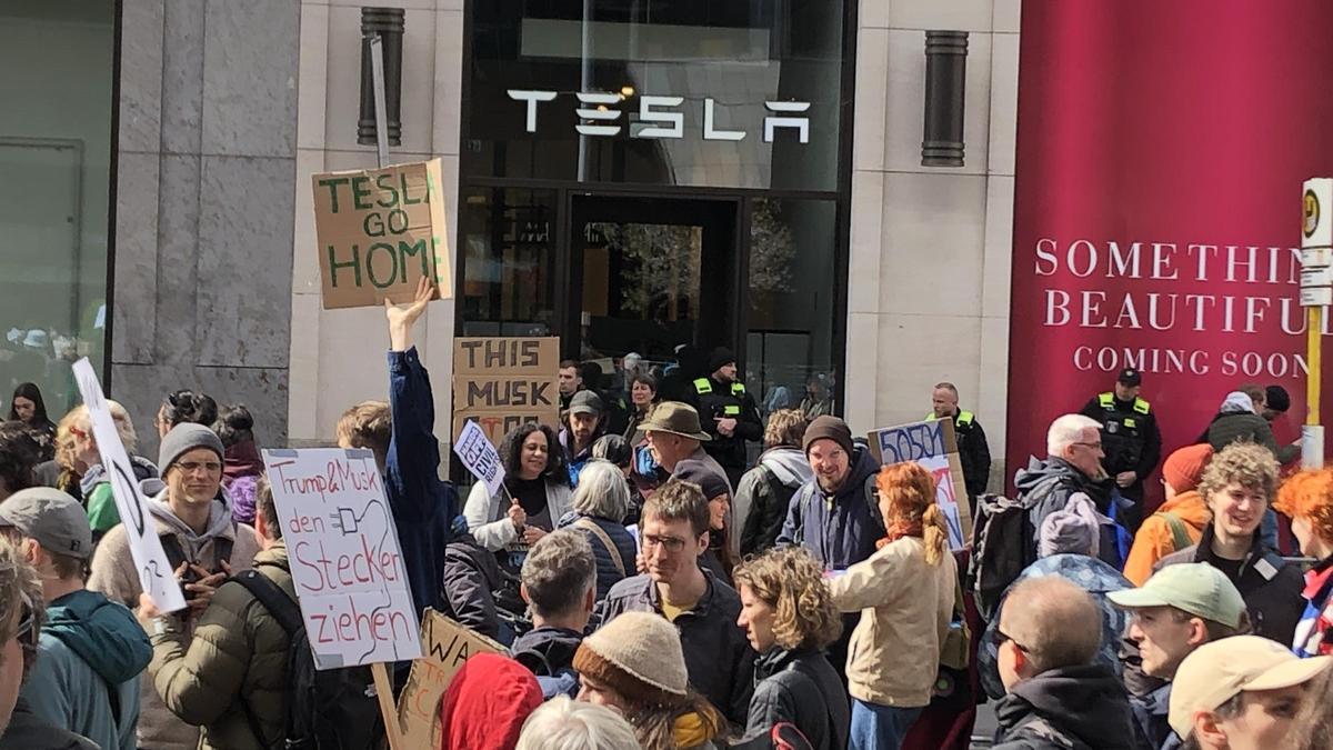 Protesta frente al concensionario de Tesla en el centro de Berlín.