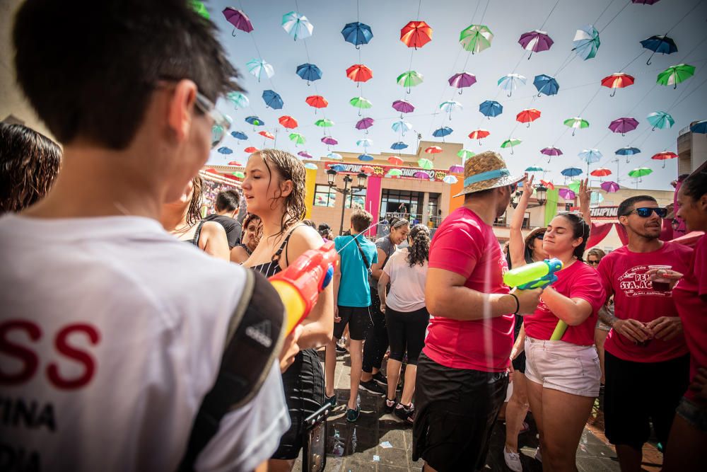 Los catralenses y muchos vecinos de la Vega Baja estallan en alegría y fiesta para iniciar las celebraciones de San Juan con el chupinazo