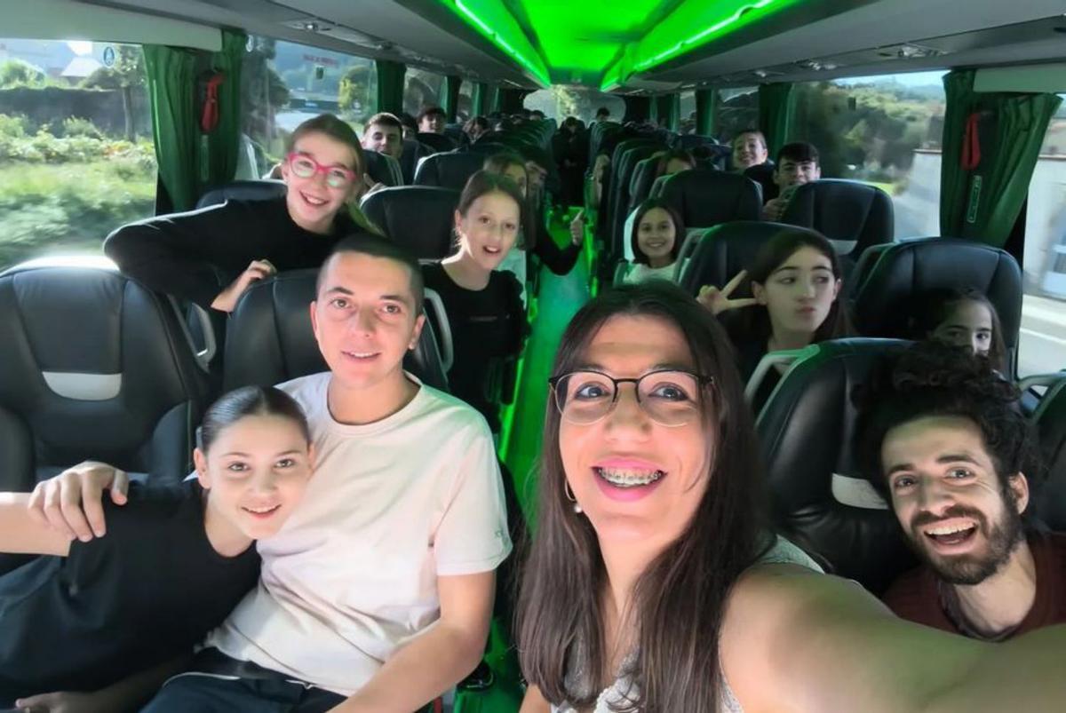 Candela Vilas, en el bus, acompañada de los jóvenes músicos.