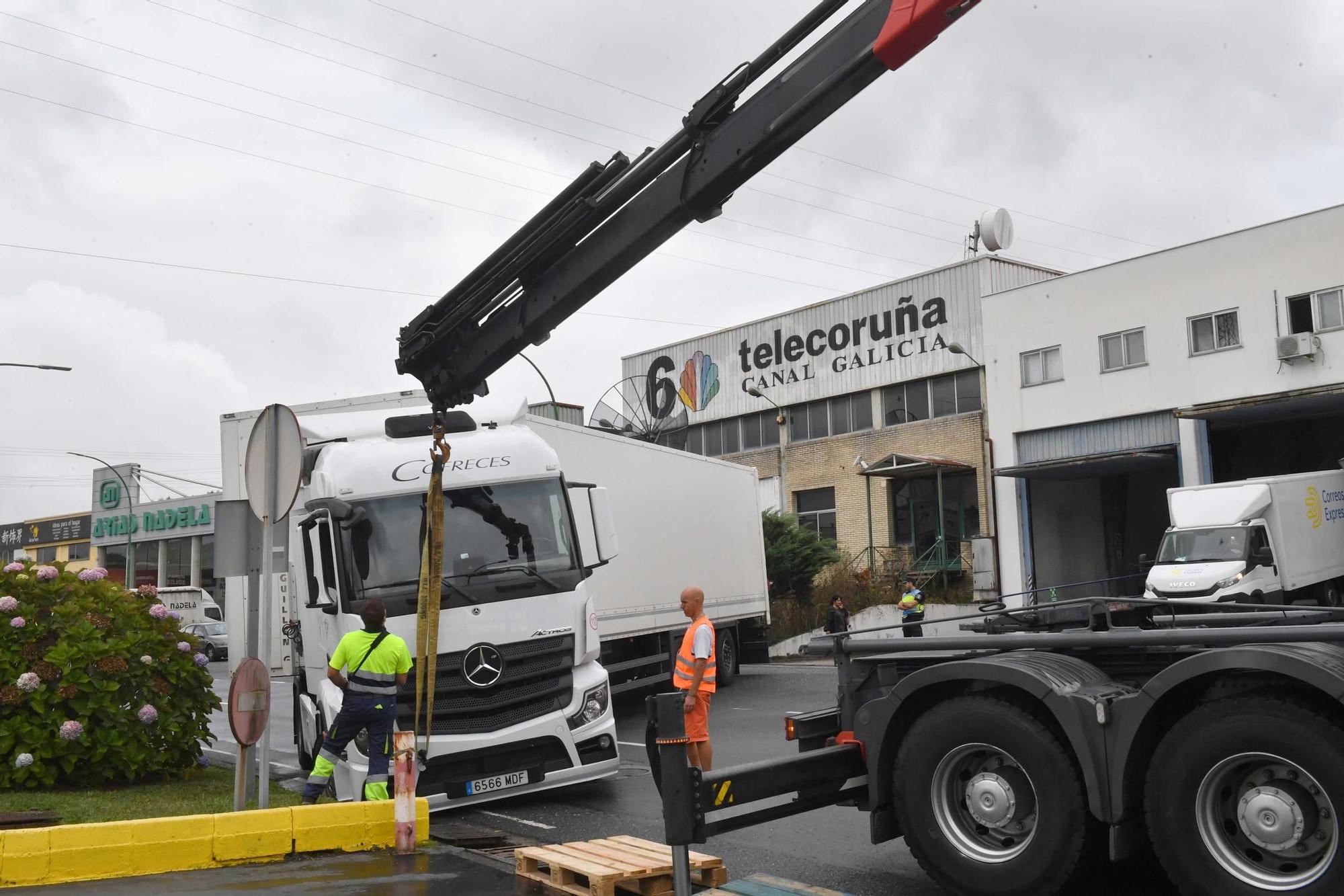 Un tráiler queda atascado en Pocomaco e interrumpe el tráfico en los accesos al polígono