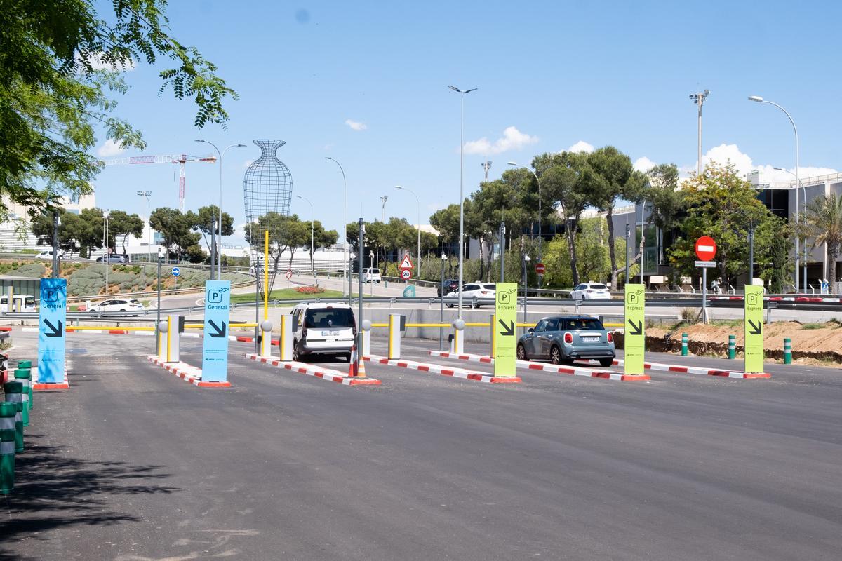 Nueva barrera de acceso a la zona de salidas del aeropuerto de Palma