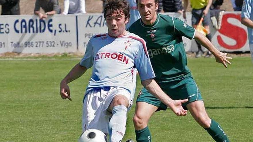 Iago Aspas controla el balón, durante el partido disputado ayer en Barreiro.