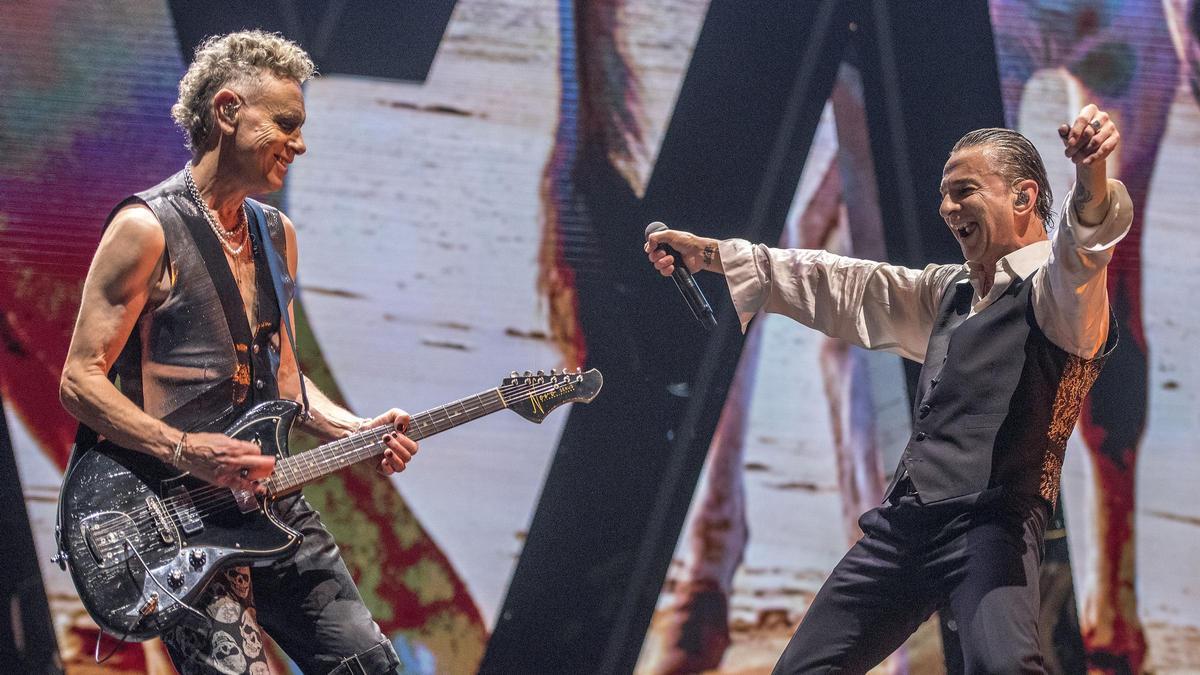 Dave Gahan y Martin Gore durante el concierto de Depeche Mode en el Palau Sant Jordi.